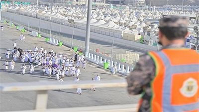 بدء المناسك.. الحجاج يتوافدون إلى مشعر منى لقضاء يوم التروية