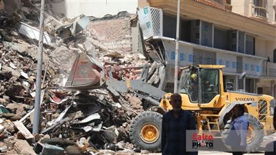 العقار اتقسم نصين بالطول وانفجار تحت الأنقاض.. ماذا حدث لـ عقار الإسكندرية المنهار؟
