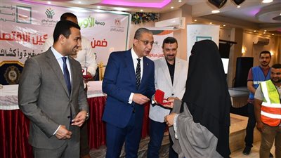 محافظ الفيوم يسلم مشروعات تنموية صغيرة للأسر الأولى بالرعاية
