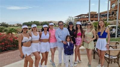 وليد توفيق يروج لأغنية أصحاب السعادة مع موديلز بهوت شورت