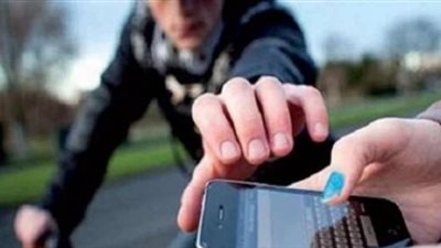 ضبط تشكيل عصابي لسرقة هواتف وحقائب المارة خلال سيرهم في العجوزة