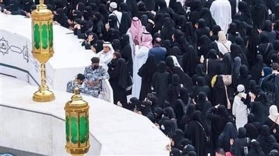  مؤنسات الحرم المكي | سيدات مكة يزحفن حول الكعبة في يوم عرفة.. ما القصة؟