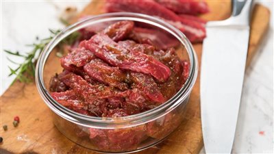 طريقة تتبيلة اللحمة المشوية فاطمة أبو حاتي.. لا تنسى الخل يسرع من التسوية