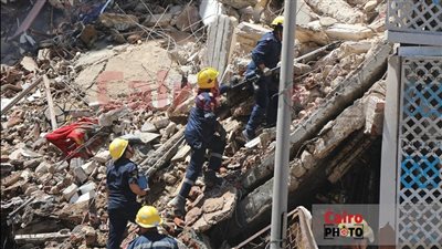 حبس مالك العقار المنهار بالإسكندرية ومقاول.. وانتشال رابع الضحايا من تحت الأنقاض | بث مباشر