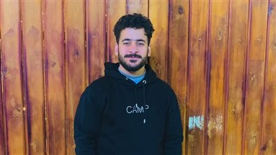 في وقفة عرفات.. أصدقاء المهندس المتوفى خلال مباراة كرة قدم يوزعون صدقات على روحه بالمنوفية