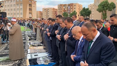 بحضور المحافظ ومدير الأمن.. الآلاف يؤدون صلاة العيد ببورسعيد | صور