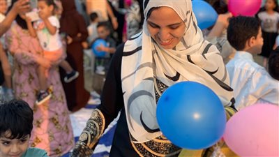 شلالات بلالين وعرائس كرتونية.. احتفالات في محيط ساحات صلاة العيد ببورسعيد | صور