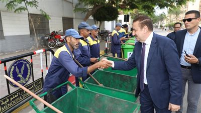 بمناسبة عيد الأضحى.. محافظ المنوفية يهدي عمال النظافة بونات مواد غذائية ولحوم