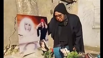وحشتي أمك يا بنتي.. انهيار والدة المذيعة شيماء جمال أمام قبرها في أول أيام عيد الأضحى