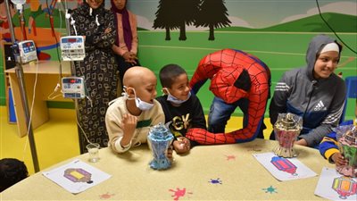 محافظ الأقصر يوزع هدايا عيد الأضحى على الأطفال مرضى السرطان| صور