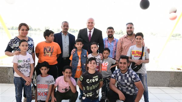 محافظ قنا يشارك الأطفال