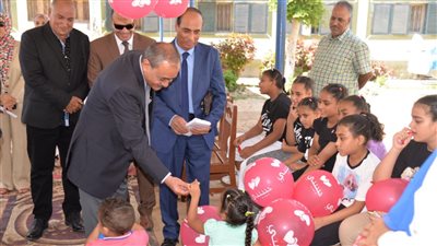 محافظ الإسماعيلية يحتفل بالعيد مع أبناء أحد دور رعاية الفتيات والحضانة الإيوائية