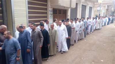 طابور من البشر.. أهالي قرية بالدقهلية يهنئون بعضهم بعيد الأضحى بالعيش والملح