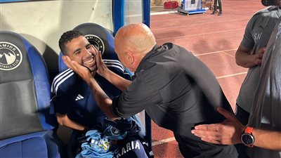 بيراميدز يهدي مؤمن زكريا قميصَا تذكاريََا قبل مباراة سموحة | صور 