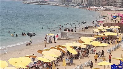 في ثاني أيام العيد.. رفع الرايات الخضراء على شواطئ القطاع الشرقي بالإسكندرية والحمراء غربًا 