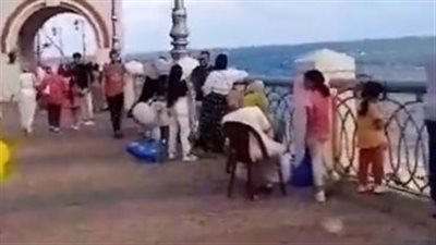 زحام المواطنين على الشواطئ وممشى الإسكندرية السياحي في ثاني أيام العيد| بث مباشر 