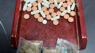 ضبط راكبة بحوزتها 6 عبوات أقراص مخدرة وراكب بحوزته ترامادول وحشيش