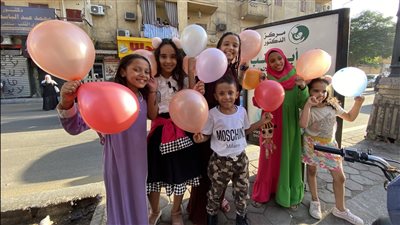 بالونات ملونة ورسم على الوشوش وحلوى.. مظاهر احتفال أطفال الأقصر بالعيد | صور