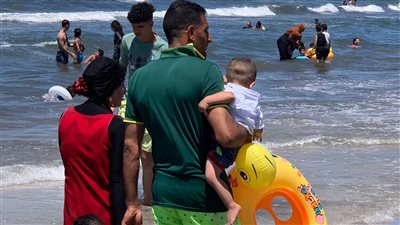 فسحة ببلاش.. شاطئ بورسعيد كامل العدد في ثاني أيام عيد الأضحي المبارك | صور