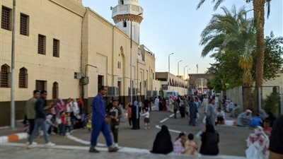 توافد المئات من أهالي قنا على مسجد عبدالرحيم القنائي بعد إغلاق الكورنيش 