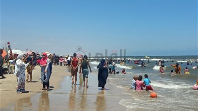 رحلات اليوم الواحد تنعش شاطئ جمصة في ثالث أيام عيد الأضحى 