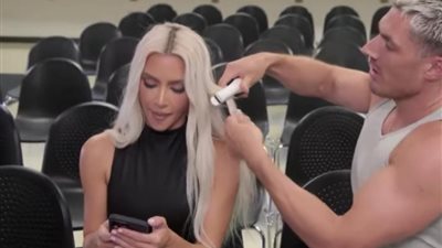 تصفيف شعر وإضاءة.. كيم كارداشيان تحصل على صورة رخصة القيادة بصحبة فريقها |فيديو