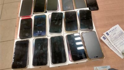 بمساعدة عاملين داخل المطار.. ضبط راكب حاول تهريب تليفونات بمطار القاهرة