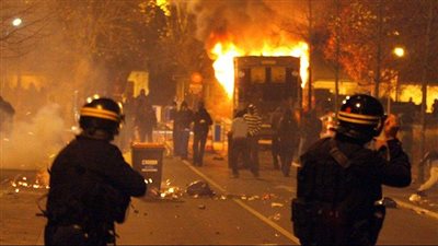 تطورات أمنية خطيرة في فرنسا.. فرض حظر تجول ونشر 45 ألف شرطي