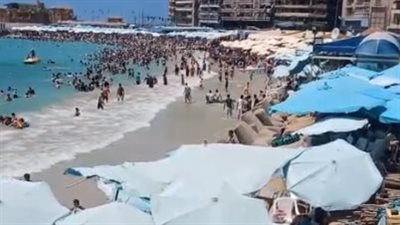 رغم انتهاء العيد.. إقبال كبير للمصطافين على شواطئ بورسعيد والإسكندرية | بث مباشر
