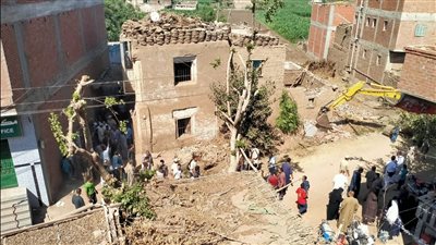 تركا طفل عمره 40 يوما.. الحزن يخيم على قرية أبو عوالي بالمنوفية عقب مصرع زوجين في انهيار منزل