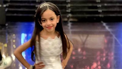 لحظة دهس سيارة طائشة لطفلة ووالدتها بشبرا | فيديو 