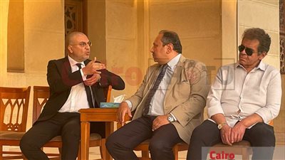 عمرو الليثي يستقبل عزاء المخرج إيهاب أبو زيد بمسجد المشير طنطاوي | صور 