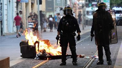 الرئيس الفرنسي يعقد اجتماعا لخلية الأزمة لتقييم الوضع الأمني في البلاد