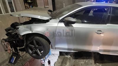 سيارة معلقة أعلى سور كوبري صفط اللبن بعد اصطدامها بأخرى.. وتحركات لإنقاذها | صور 