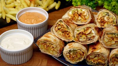 كيف يتم عمل الشاورما في المطاعم؟.. سيخ منزلي بسر التتبيلة السورية 