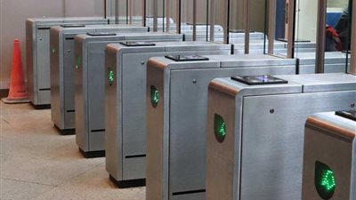 النقل توضح خطوات استخدام البوابات الإلكترونية لدخول محطات السكك الحديدية