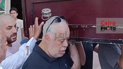النقيب الأب.. أشرف زكي يحمل نعش الممثل أحمد قنديل لحظة تشييع جثمانه لمثواه الأخير