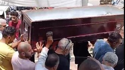 انتهاء صلاة الجنازة على الممثل أحمد قنديل وتشيع جثمانه لمثواه الأخير
