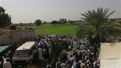 كانوا في طريقهم لحفل زفاف.. أهالي الدلنجات بالبحيرة يشيعون جثامين 6 أفراد من أسرة واحدة