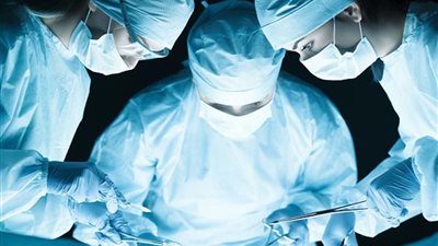 يزن 11 رطلًا.. إزالة كيس من مبيض إيطالية تعاني من السمنة 