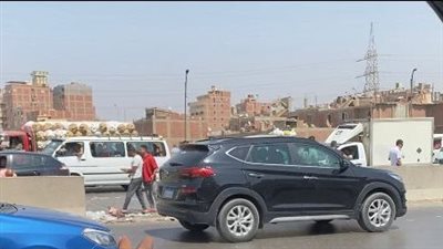 انقلاب سيارة محملة بالبضائع أعلى الطريق الدائري| صور