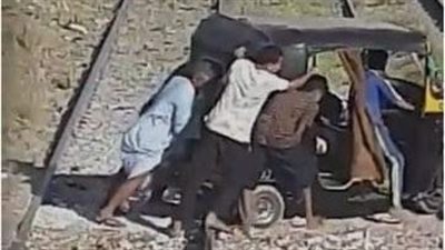 النقل تناشد المواطنين بعدم العبور على شريط السكة الحديد