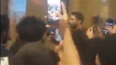  تامر حسني يشاهد فيلم تاج رفقة جمهوره.. زحام وتدافع بين المواطنين في سينما مول مصر| بث مباشر 