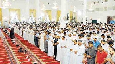 دار الإفتاء توضح فضل الصفوف الأولى في صلاة الجماعة