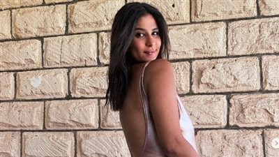 البلوجر دينا داش تتعرض لانتقادات لظهورها بملابس جريئة وهي حامل.. ومعلقون: فاكرة نفسها شاكيرا