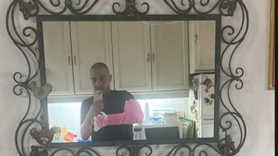 أبيوسف يعلن إصابته في أول ظهور له بعد وفاة والدته