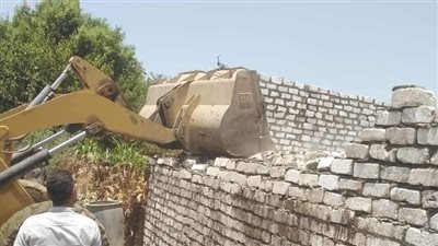 إزالة 25 حالة تعد بالبناء المخالف على الأراضي الزراعية بالمنيا