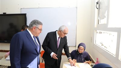 وزير التعليم يطمئن من طلاب الثانوية العامة على مستوى امتحان الاستاتيكا بالبحر الأحمر | صور