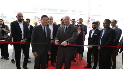 محافظ بني سويف والسفير السنغافوري يفتتحان مصنع النباتات الطبية والعطرية 