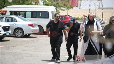 حسام حسني يدخل في نوبة بكاء بجنازة علاء عبد الخالق |صور